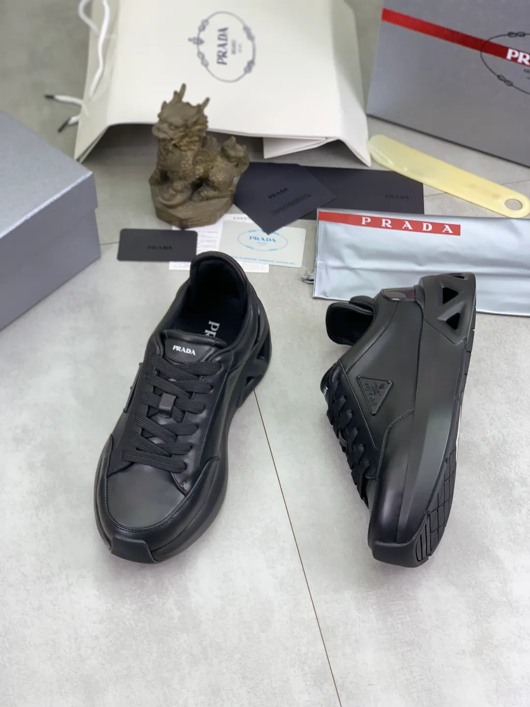 Men's men's shoes 💰P640💰 [New style] popular models are on the official website, 🆘 The trendy brand (Prada) mainly promotes popular models, avant-garde and versatile fashionable men's shoes private version mold opening, cowhide surface splicing 1:1.. Fashionable and simple, original imported cowhide lining cowhide feet; the atmosphere and personality are more fashionable, eye-catching and pursuing class. It will subvert old ideas and be a must-have for fashionistas with you! Must keep it! Tall and comfortable, large and low, high-end quality workmanship. Size: 38-45 Black and white available.